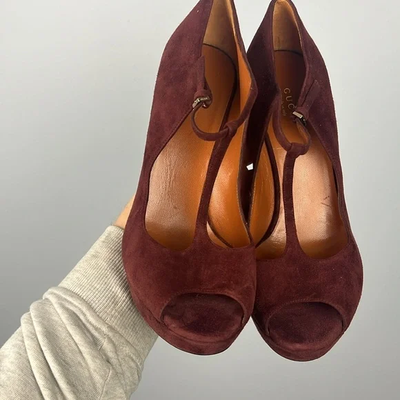 Gucci Betty classic t-strap burgundy high heel suede leather shoes size 40.5 - Picture 2 of 11
